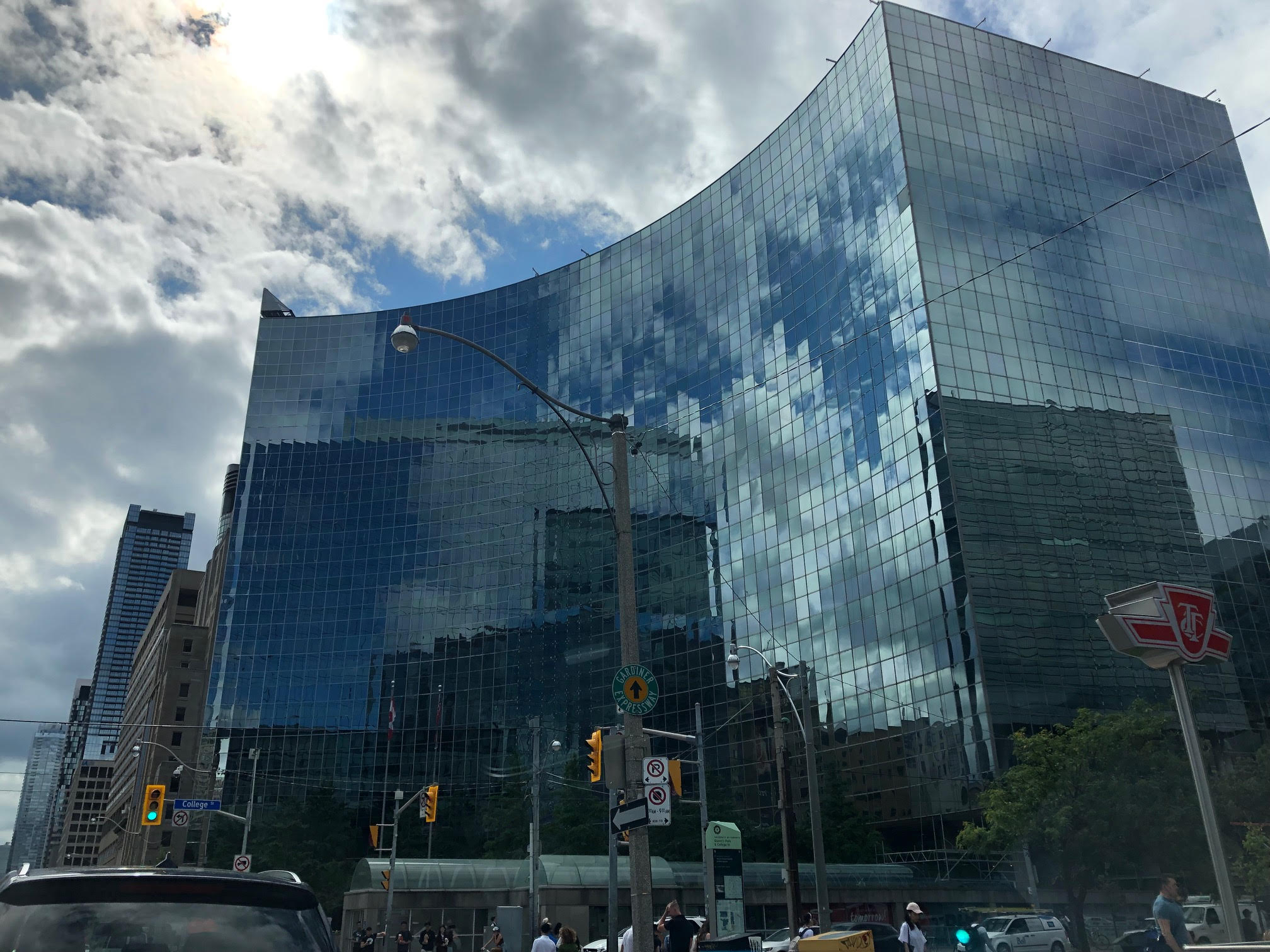 700 University Ave, Toronto, ON